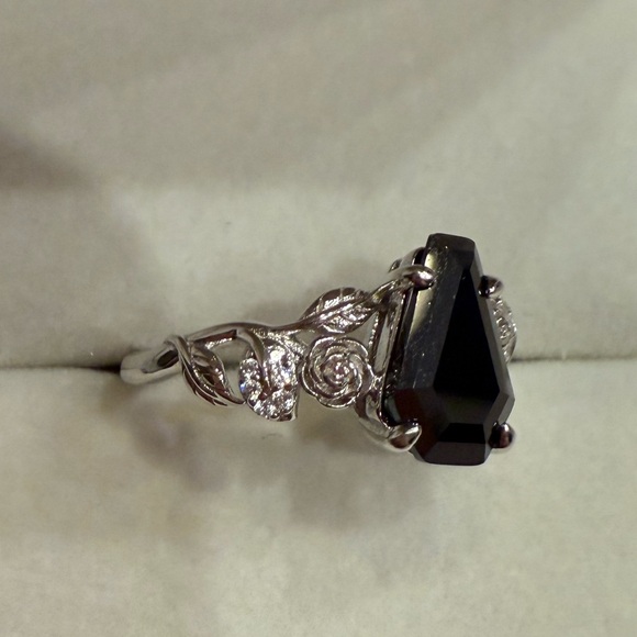 Maxine Silver and Black Stone Ring- size 6 - Picture 4 of 4